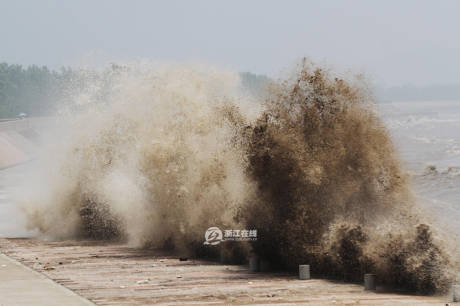 浙江海寧錢塘因超級(jí)月亮現(xiàn)壯觀交叉潮