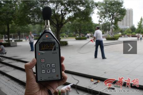 記者實地檢測廣場舞音響分貝 記者實地檢測廣場舞音響分貝