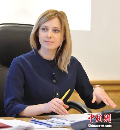 克里米亞美女檢察長(zhǎng)新造型致新年賀詞 克里米亞美女檢察長(zhǎng)新造型致新年賀詞