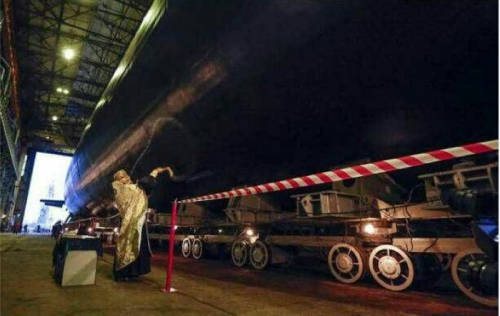 戰(zhàn)斗民族:牧師會(huì)開光能打槍懂賣萌 戰(zhàn)斗民族:牧師會(huì)開光能打槍懂賣萌