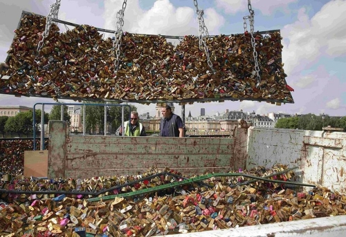 巴黎拆除藝術(shù)橋10萬(wàn)把“愛情鎖” 巴黎拆除藝術(shù)橋10萬(wàn)把“愛情鎖”