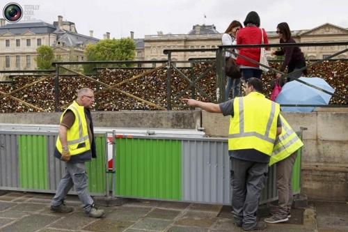 巴黎拆除藝術(shù)橋10萬(wàn)把“愛情鎖” 巴黎拆除藝術(shù)橋10萬(wàn)把“愛情鎖”