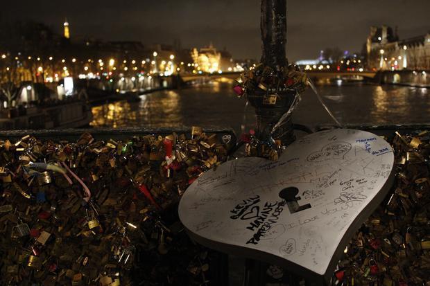 巴黎拆除藝術(shù)橋10萬(wàn)把“愛情鎖” 巴黎拆除藝術(shù)橋10萬(wàn)把“愛情鎖”