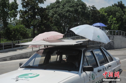杭州一駕?，F(xiàn)遮陽新招 教練車車頂撐傘