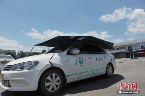 杭州一駕?，F(xiàn)遮陽新招 教練車車頂撐傘