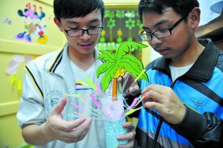 男生正把廢舊物做成裝飾品，裝扮女生寢室