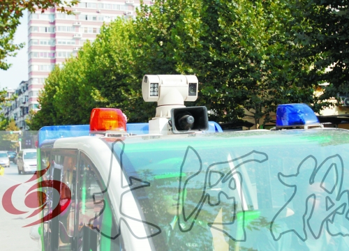 巡查車車頂裝有360度攝像頭,對(duì)路面違章停車行為抓拍取證。