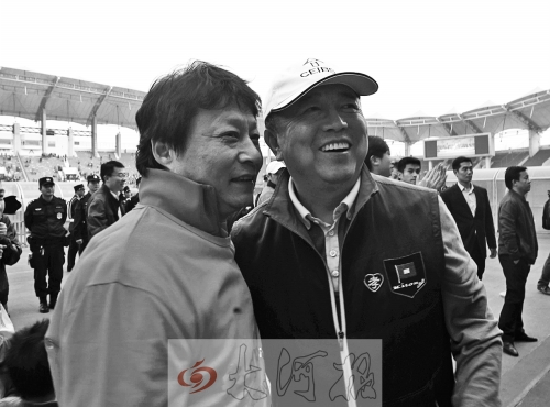 比賽結(jié)束后，老胡熱情擁抱老唐。