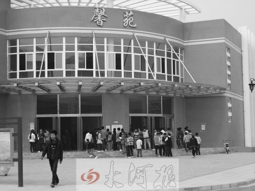 學(xué)生們排隊進入食堂就餐，對于統(tǒng)一15元的收費標(biāo)準(zhǔn)，不少學(xué)生和家長很不理解。