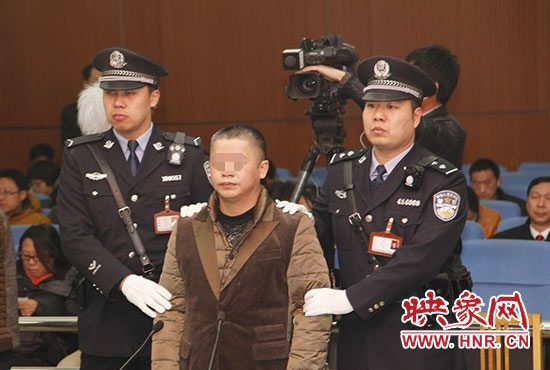 被告人被法警帶上法庭時，身上沒有戒具，也沒有剃光頭。（圖片來源于微博@豫法陽光）