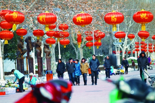 昨天，鄭州市文博廣場上已掛起了燈籠。