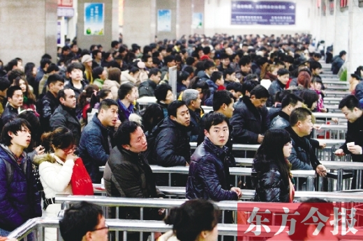 鄭州火車站迎來節(jié)后最后一波客流高峰。昨日，售票廳內(nèi)人頭攢動