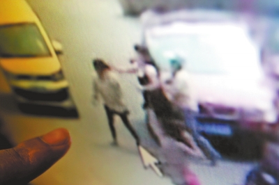 寶馬女因停車費糾紛毆打6旬老人 事后發(fā)毒誓稱沒打人 寶馬女因停車費糾紛毆打6旬老人 事后發(fā)毒誓稱沒打人