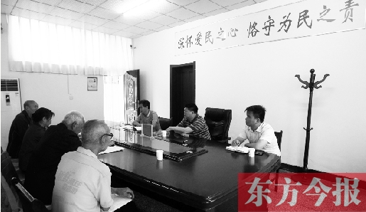 6月16日，幾位蘭考市民在向縣委副書(shū)記毛衛(wèi)豐反映問(wèn)題。