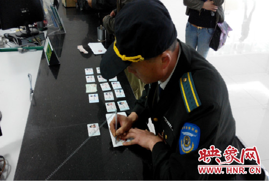 撿到的身份證，巡防隊(duì)員通常是自費(fèi)郵寄給失主。