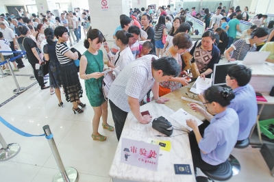 6月30日上午9時(shí)20分，鄭州市公安局出入境管理處辦事大廳內(nèi)擠滿前來辦理護(hù)照、簽證的群眾。