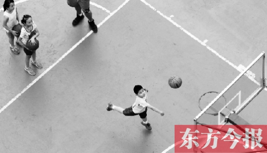 7月2日，河南工業(yè)大學(xué)籃球場(chǎng)內(nèi)，幾名孩子正在接受籃球訓(xùn)練