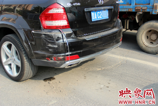 無辜奔馳越野車殘被追尾。