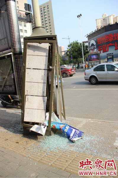 路旁的路燈箱已經(jīng)被肇事車輛撞碎。