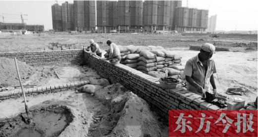 7月8日，鄭州市銀鶯路南端，一處新建的小學(xué)和中學(xué)剛剛開(kāi)始動(dòng)工