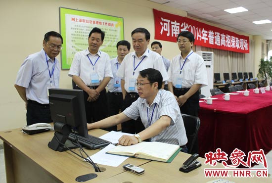 副省長(zhǎng)徐濟(jì)超在高招錄取現(xiàn)場(chǎng)聽(tīng)取工作人員匯報(bào)。