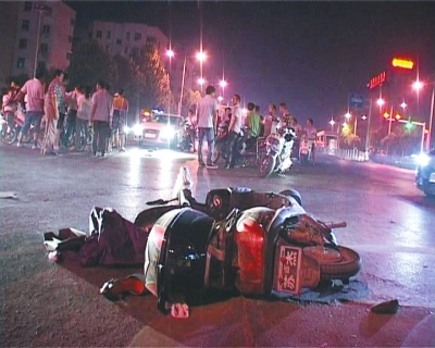 一輛白色無牌奧迪轎車在通過路口時，將一名騎電動車的女子撞飛十多米