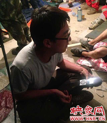 河南新聞廣播記者朱奕名深夜采訪受災(zāi)群眾 河南新聞廣播記者朱奕名深夜采訪受災(zāi)群眾