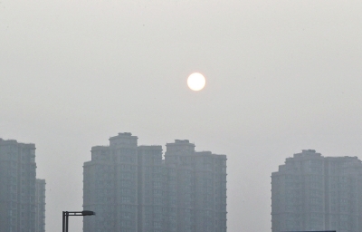 昨天，鄭州市區(qū)，霧霾遮擋的太陽像個月亮。