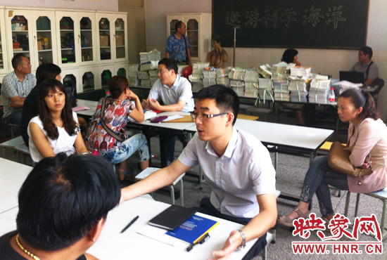 各區(qū)受理咨詢的教育部門(mén)工作人員對(duì)于提出的問(wèn)題一一作出解答。