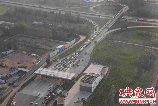 圖為鄭州環(huán)城高速航海路上下口，已經(jīng)出現(xiàn)車輛排隊(duì)情況。