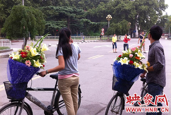 在鄭州大學(xué)南校區(qū)，有不少學(xué)生三五成群，手捧鮮花。