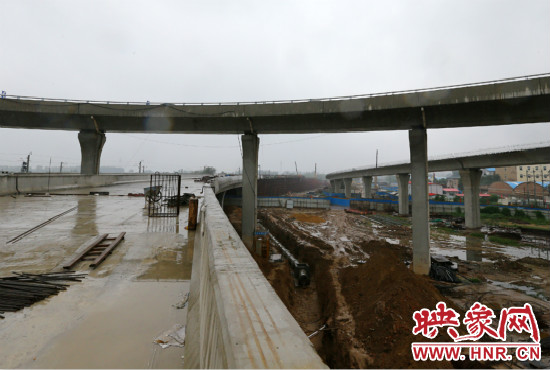 京廣快速路二期北延工程北三環(huán)京廣路立交橋雛形顯現(xiàn)。