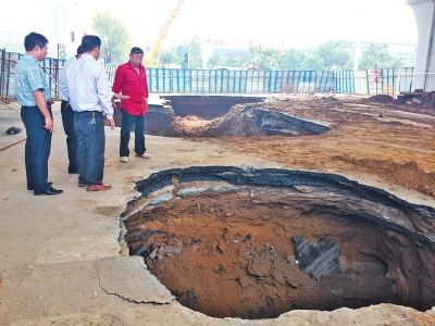 9月20日，中原路西三環(huán)交叉口坍塌現(xiàn)場