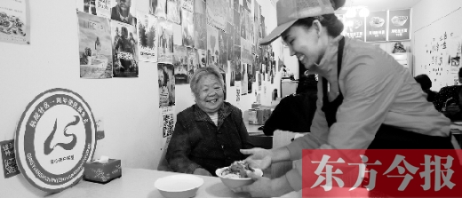 9月29日，輕院社區(qū)的“空巢老人”荊阿姨在一家飯店免費(fèi)吃午餐