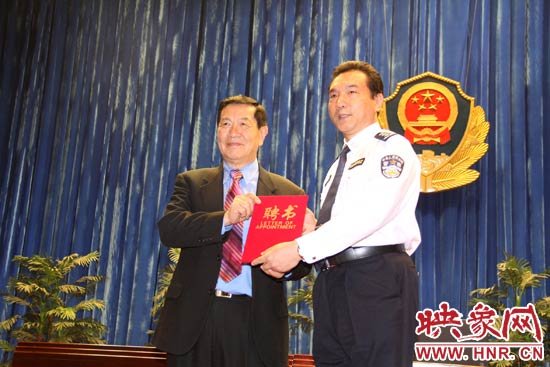 在歡迎儀式上，李昌鈺博士從鐵路警察學(xué)院院長(zhǎng)郝宏奎手中接過了客座教授的聘書。