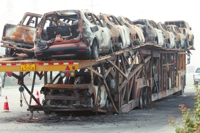 鞏義一載車貨車意外起火 車上18輛新車全被燒毀 鞏義一載車貨車意外起火 車上18輛新車全被燒毀