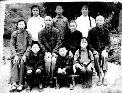 1970年，何兆勝一家人在荊門合影，中排左二為何兆勝。