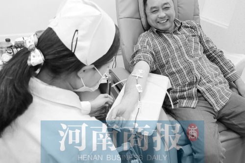 昨天，有市民看了商報報道后，前往獻(xiàn)血點獻(xiàn)血 記者 張郁/攝