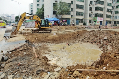 漢江路與行云路口，施工挖斷天然氣管道。