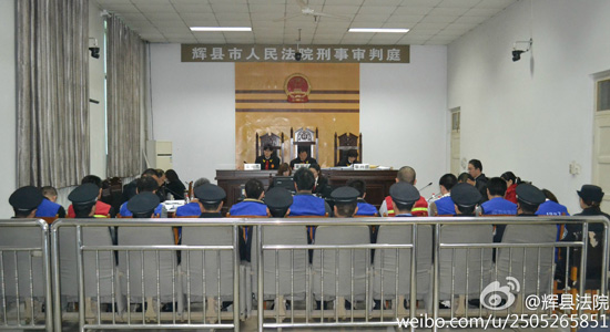 今天上午9：00，鄭州“皇家一號(hào)”系列案被告人賈某某等十一人涉嫌協(xié)助組織賣淫罪一案在輝縣市人民法院2