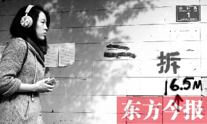 昨日，東方今報(bào)記者走訪農(nóng)業(yè)路沿線，看見“拆”字已上墻