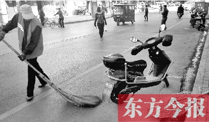 昨日，鄭州市中州大道上，穿梭于車(chē)流中上崗的環(huán)衛(wèi)工