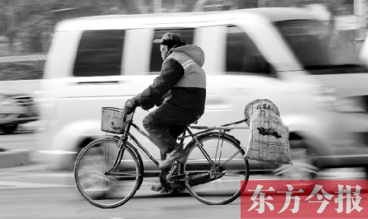 昨日，鄭州市中州大道上，穿梭于車(chē)流中上崗的環(huán)衛(wèi)工