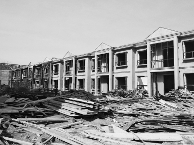 別墅群現(xiàn)場(chǎng)，工人正在施工，部分建筑已經(jīng)封頂。