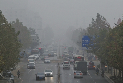 被霧、霾同時(shí)籠罩的市區(qū)道路