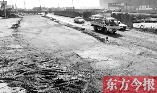 昨日，今報連續(xù)報道的鄭州南四環(huán)柴郭轉盤附近的大坑已基本填平