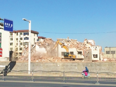 航海路秦嶺路口的閆垌村拆遷現(xiàn)場，看不到防塵措施。