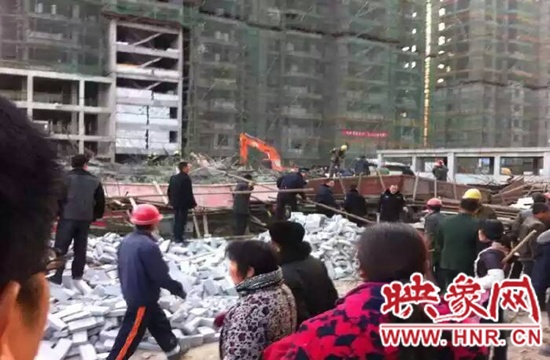 圖為事故現(xiàn)場情況，當?shù)厝罕姽﹫D。