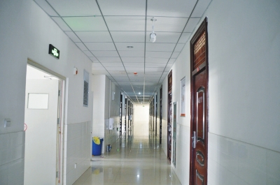 像這樣的攝像頭，宿舍樓里每層安裝了7個(gè)。