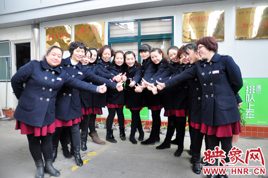 1月6日， 鄭州公交四公司一車隊104路公交線路的女車長們換上了新冬裝，讓人耳目一新。